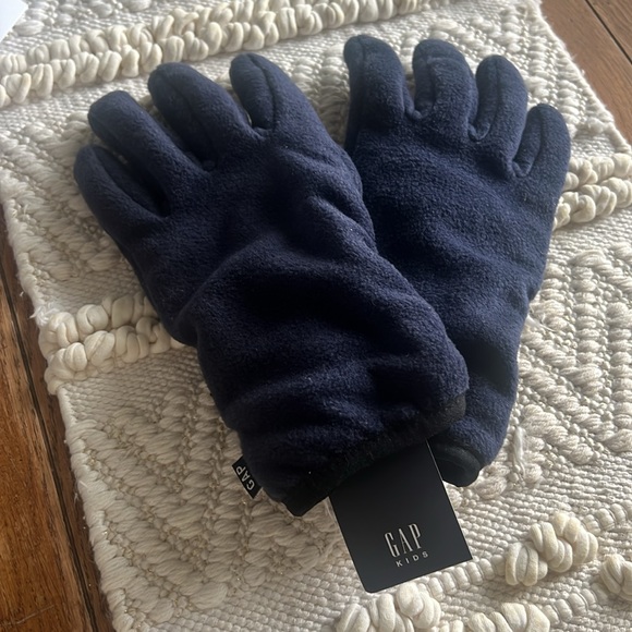 NWT Gap Kids Fleece Gloves 🧤 - Picture 2 of 6